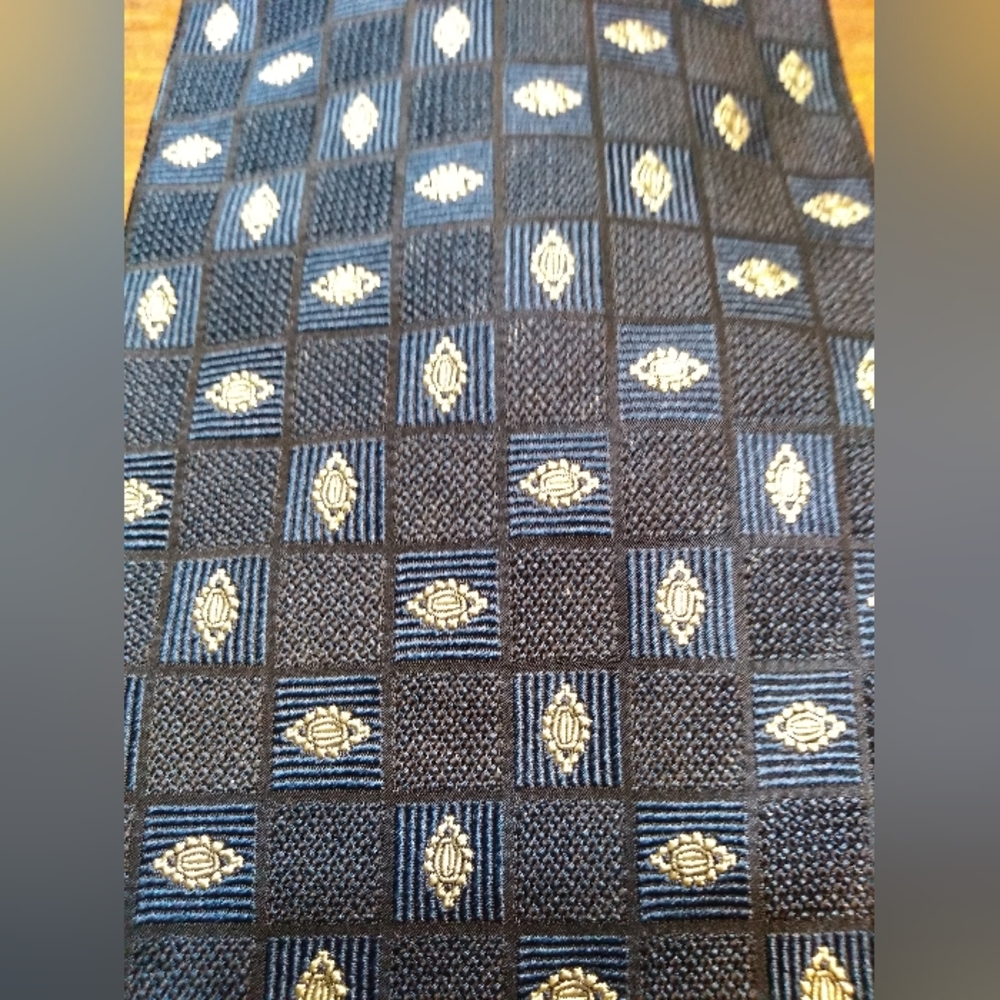 Giorgio Armani Tie; Blue, Grey & Gold Pattern; 100% Silk, Made in Italy - Picture 4 of 6